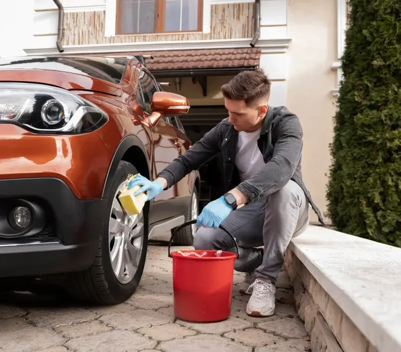 Lavage auto à domicile Bayeux : professionnel intervenant sur un véhicule